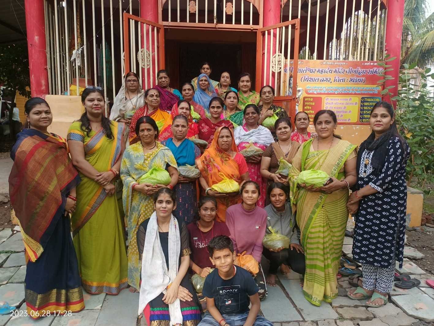 महादेवगढ़ की पवित्र मिट्टी का पूजन कर किया वितरण