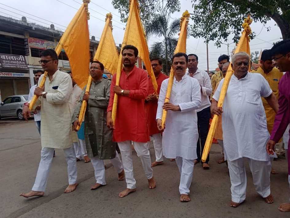 आदि गौंड बाविसा ब्राम्हण समाज ने चढ़ाया निशान