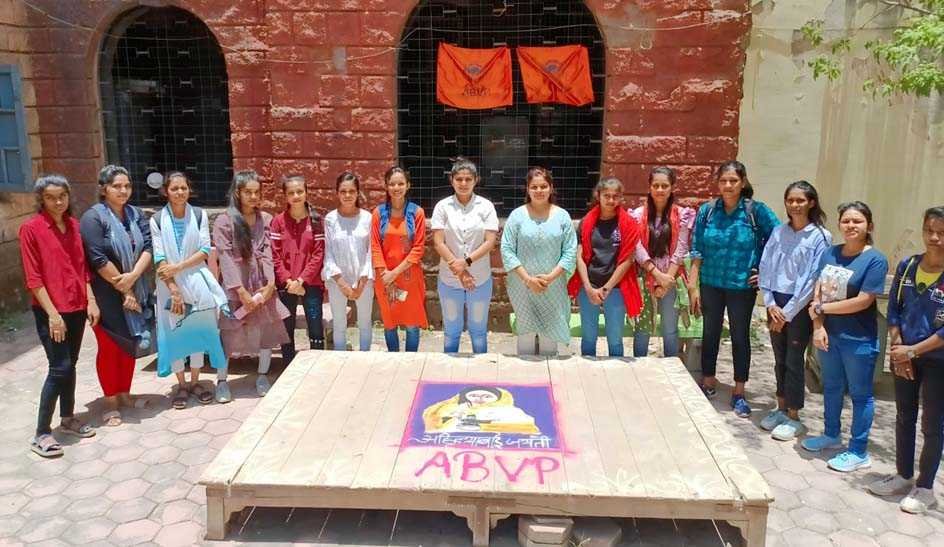 अहिल्यादेवी की जयंती पर रंगोली से आकृति बनाकर दी श्रद्धांजलि