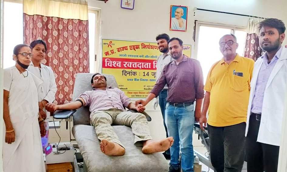 विश्व रक्तदाता दिवस : स्वैच्छिक रूप से किया रक्तदान