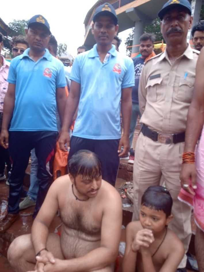 होमगार्ड जवानों ने पिता पुत्र को बचाया