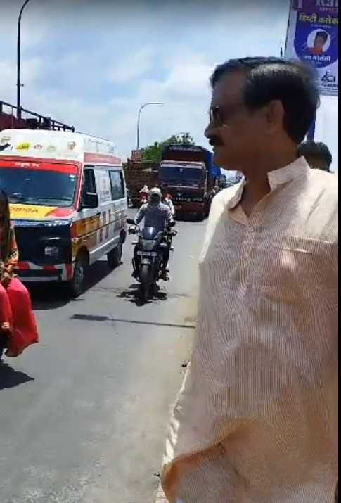 ट्रैफिक जवान का साथ देते हुए विधायक श्री वर्मा ने रेलवे पुल पर लगे जाम को क्लियर कर  एंबुलेंस को निकाला