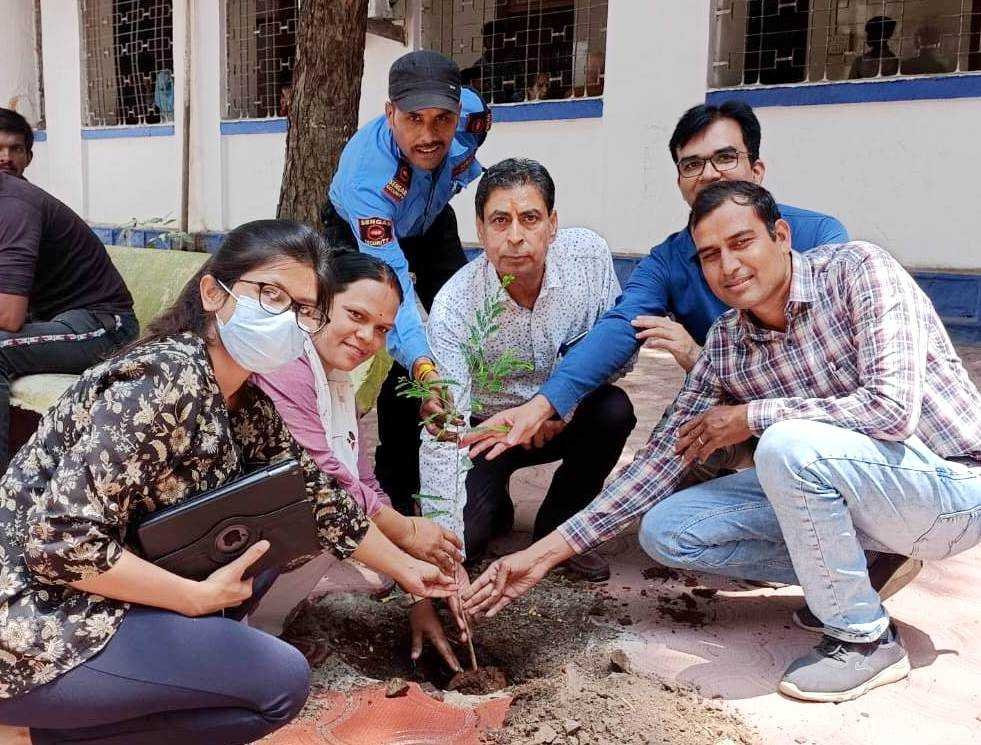 जिला चिकित्सालय परिसर में अधिकारी कर्मचारियों ने लगाए पौधे