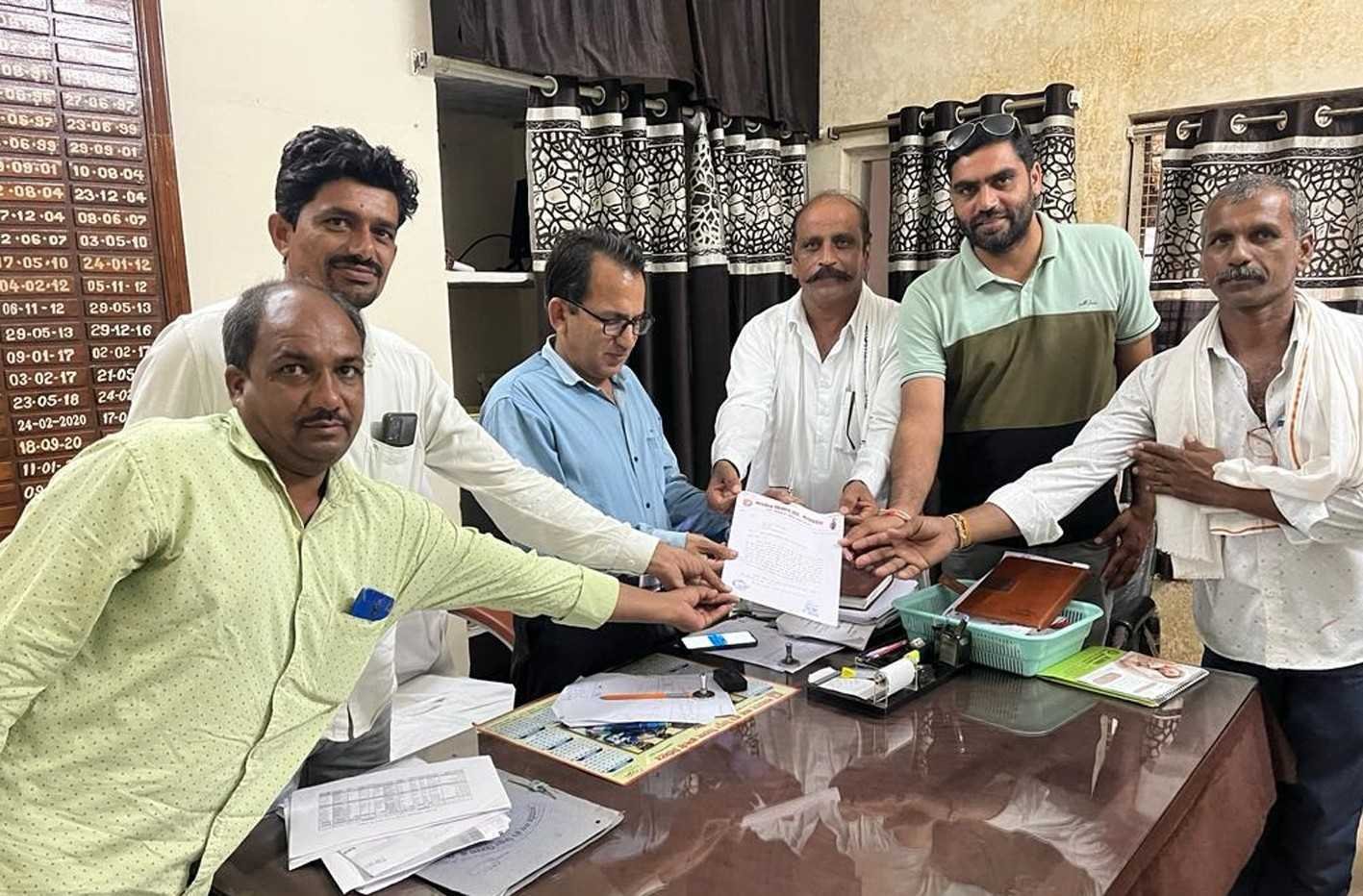 बिजली विभाग की भूल से ग्रामीण परेशान, सात माह पूर्व निकाले गए ट्रांसफार्मर को पुन: लगाना भूला विभाग