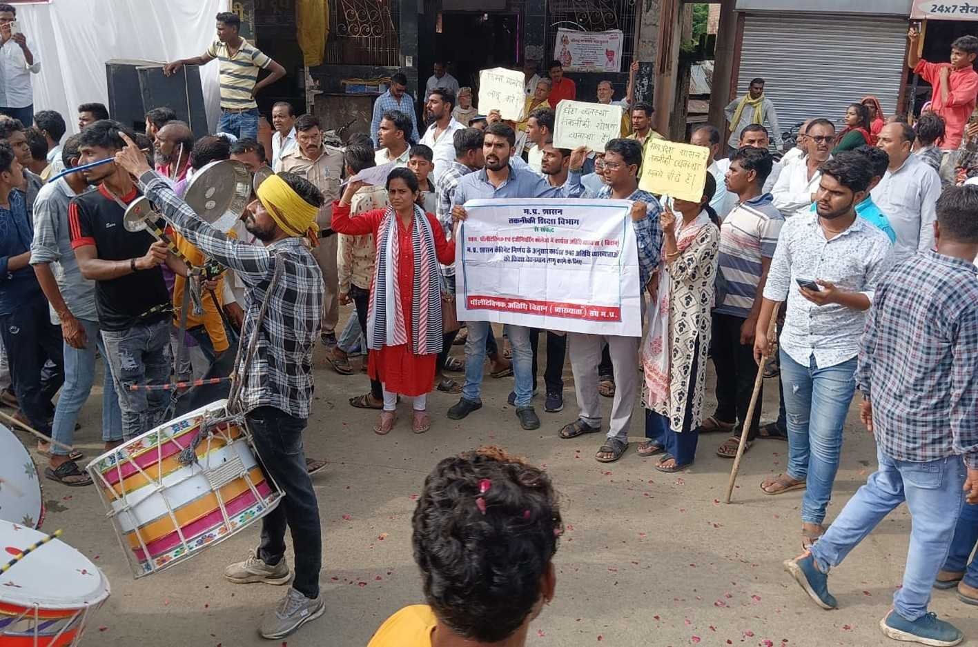 पालीटेक्निक अतिथि विद्वान संघ ने मुख्यमंत्री को सौंपा ज्ञापन