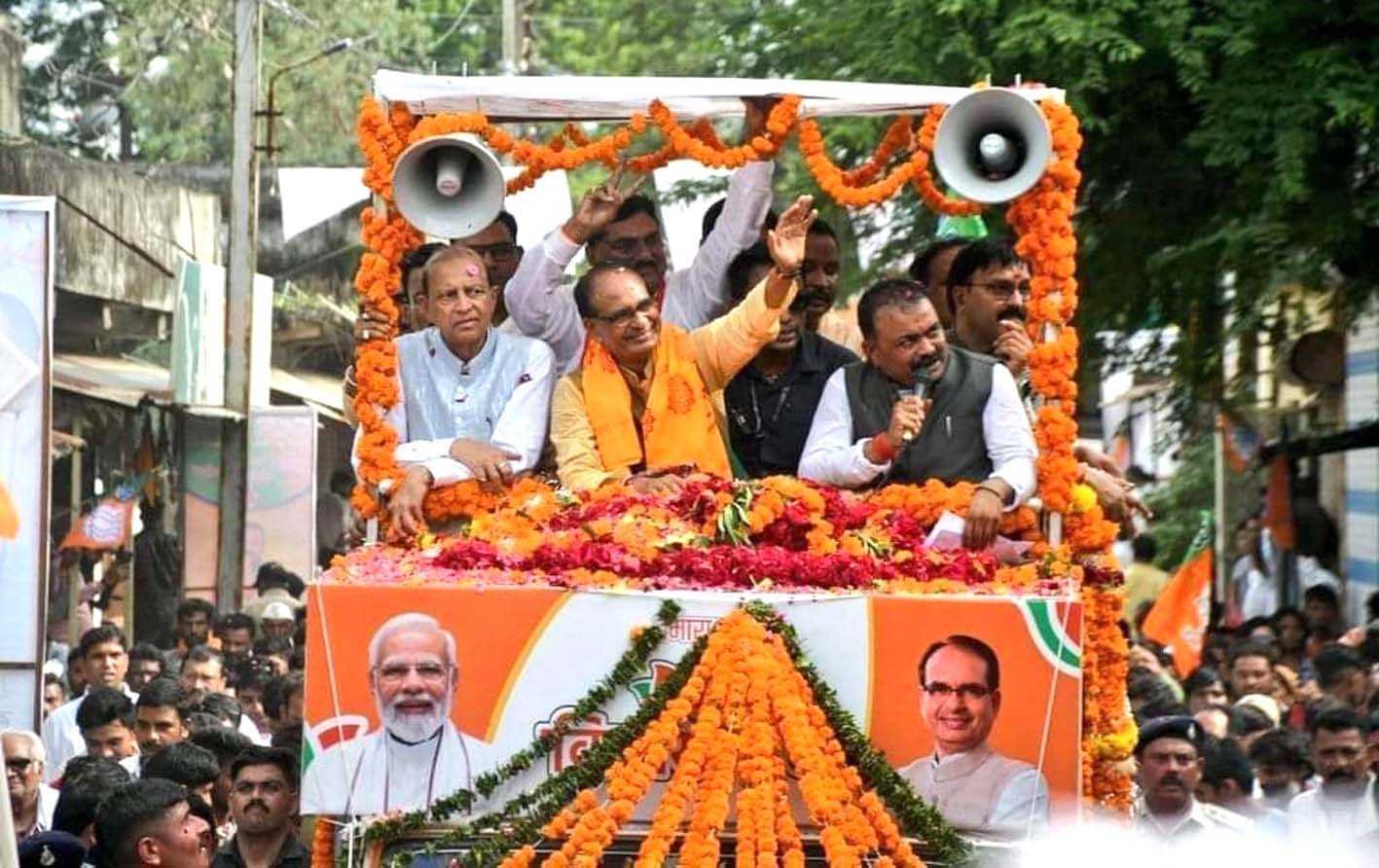 नगर में मुख्यमंत्री का स्वागत करने उमड़ा अपार जनसमूह