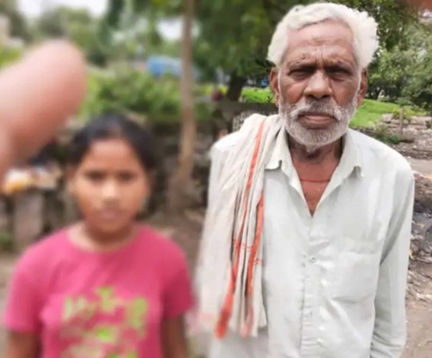 पोती के साथ एसपी ऑफिस पहुंचा बुजुर्ग