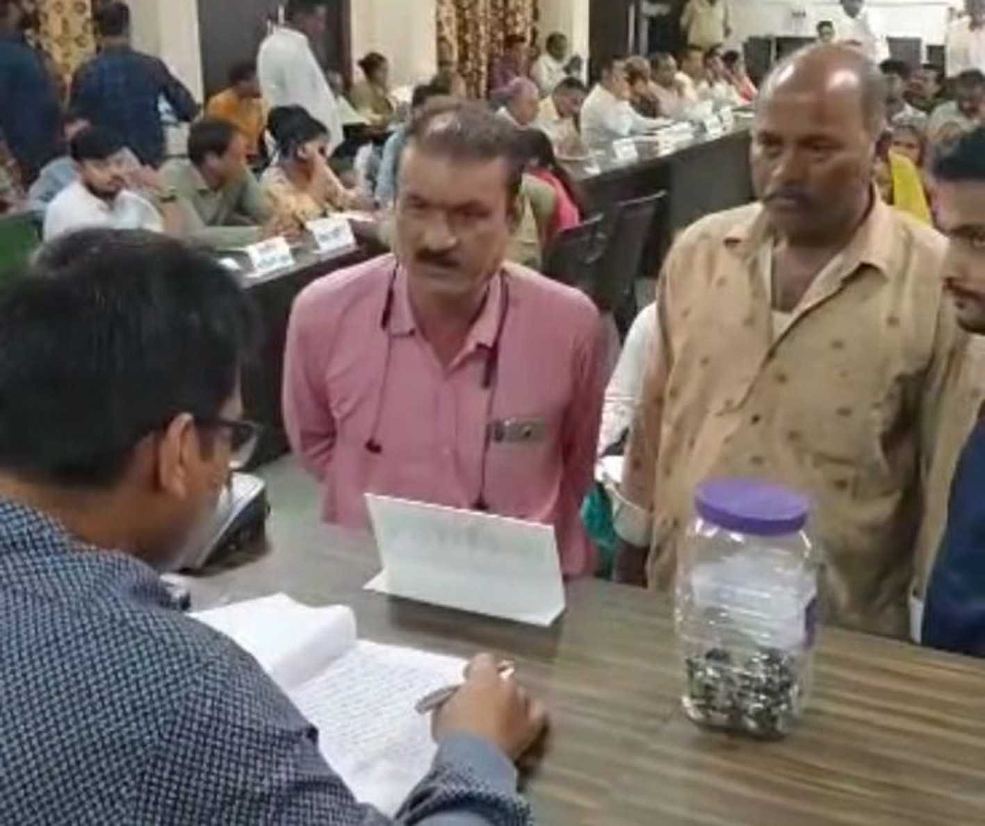 श्रमिकों ने कलेक्टर को आवेदन देकर वसूली आदेश का स्मरण कराया
