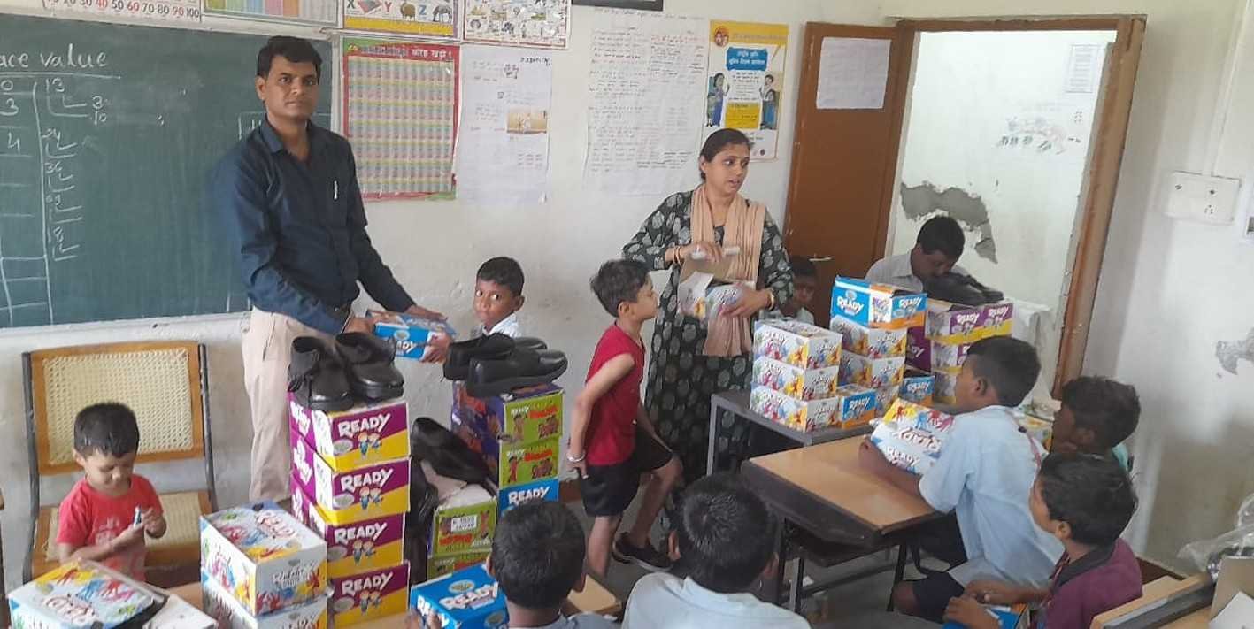 आदिवासी बालक आश्रम में बच्चों को बांटे स्कूल शूज