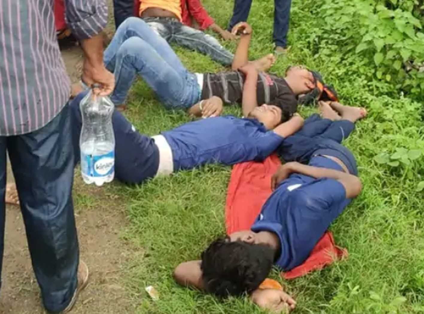 मजदूरों से भरी पिकअप पलटी, 14 घायल, 2 को गंभीर चोट