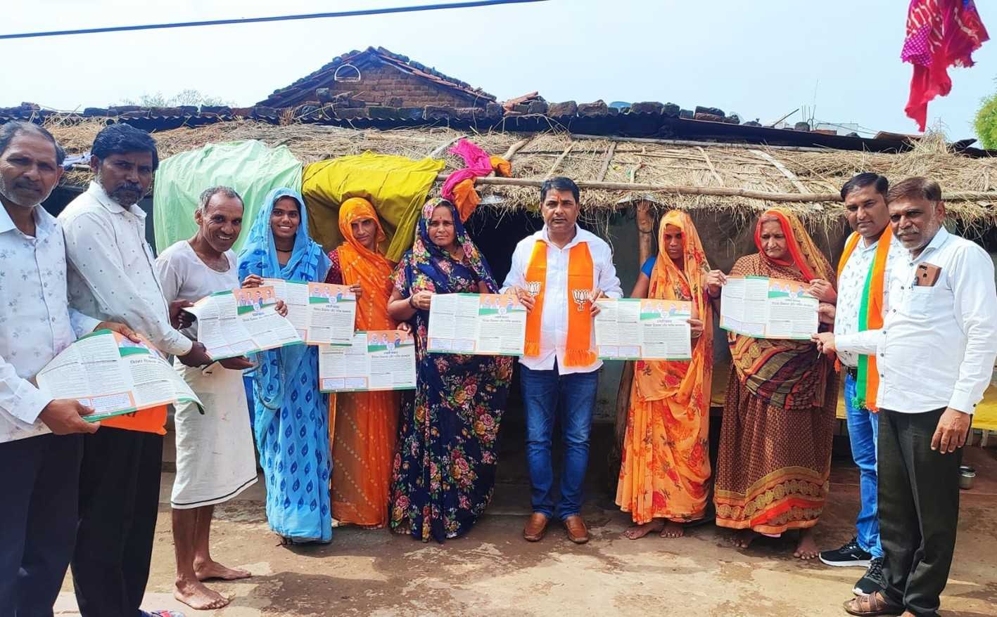 विस्तारक ने डोर टू डोर किया जनसंपर्क