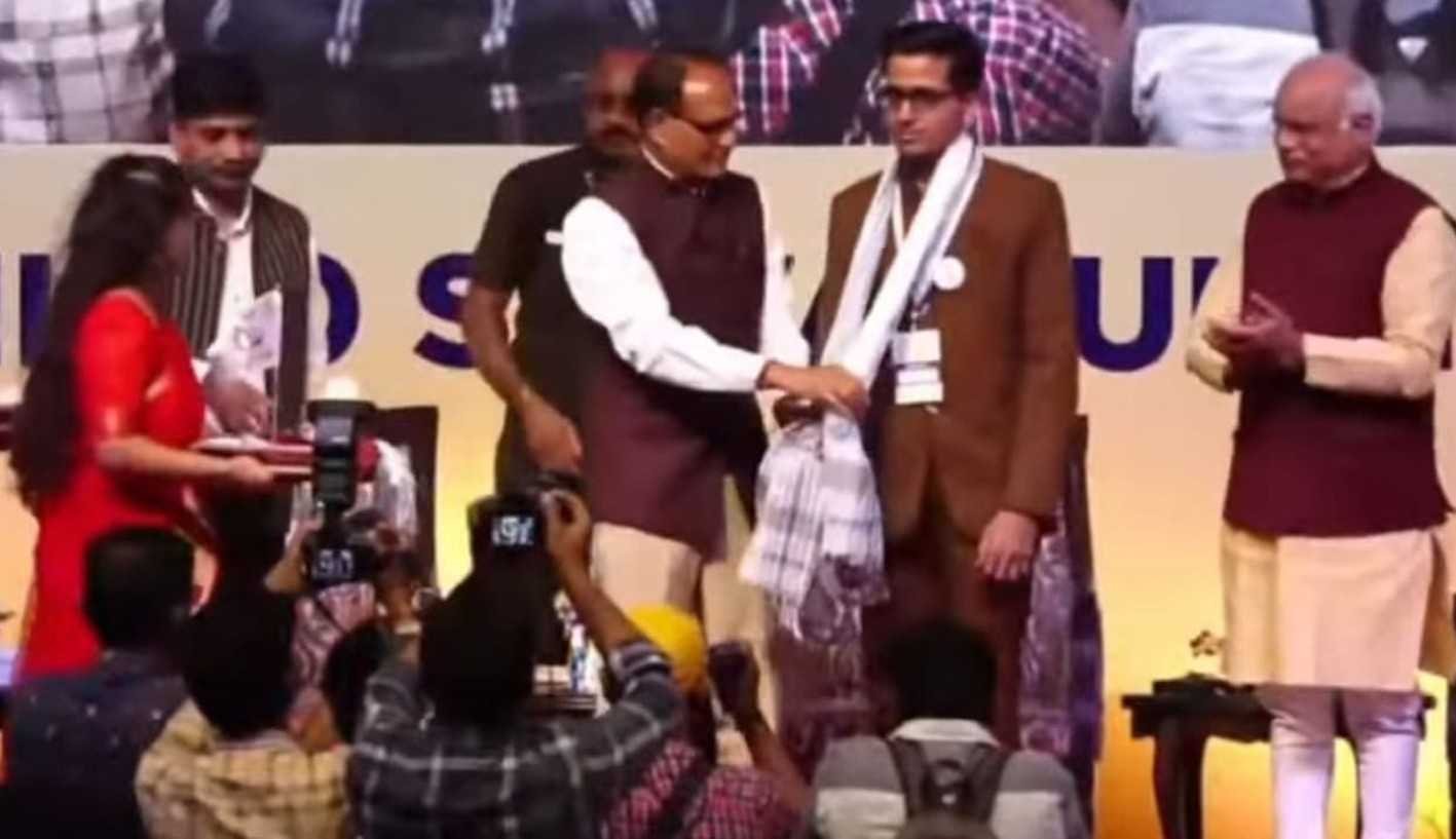 डॉ. अम्बर पारे हुए सम्मानित