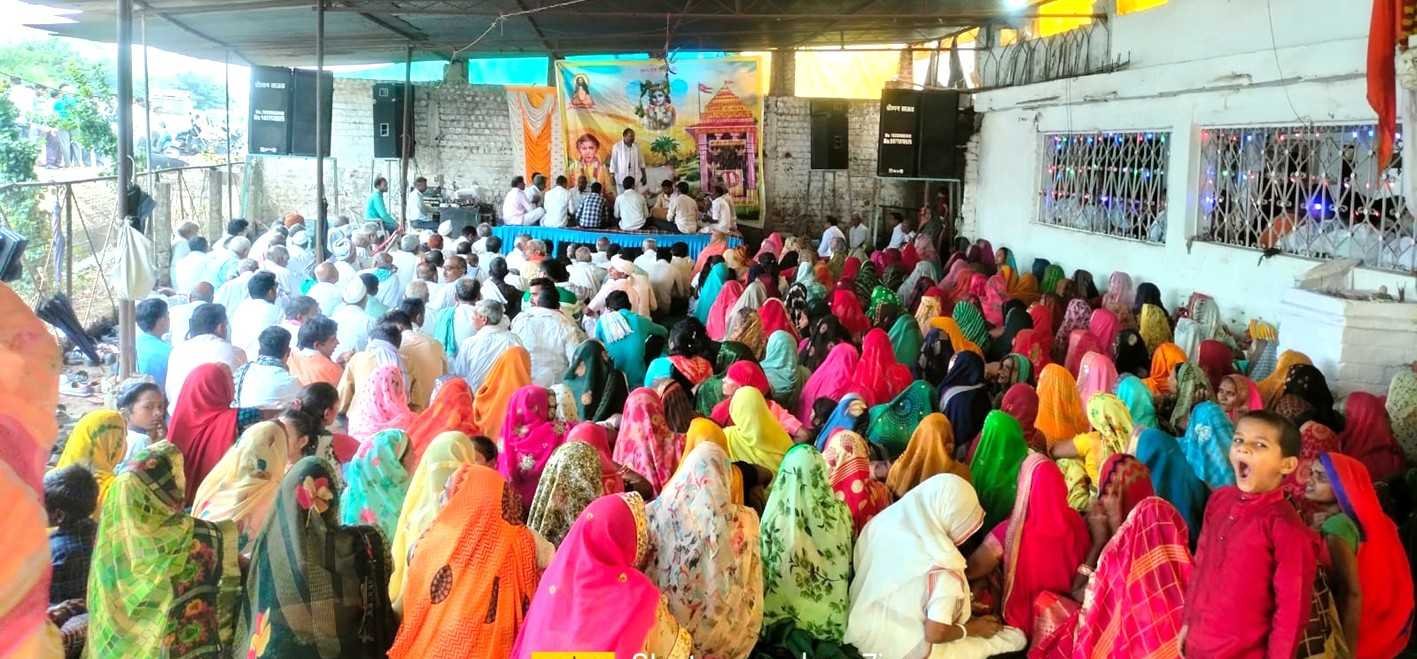 चारखेड़ा में संत की समाधि पर चढ़ाया निशान