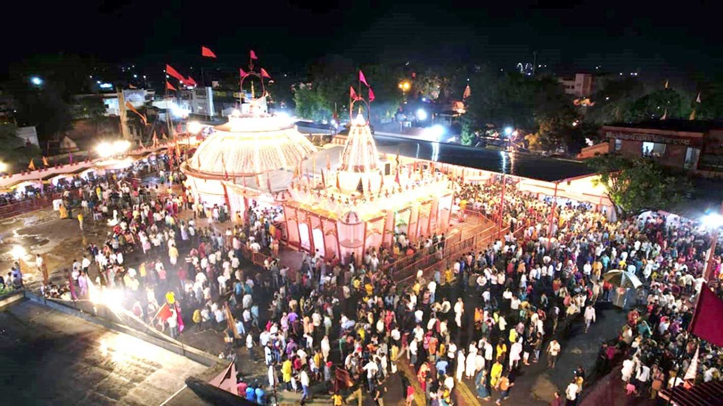 तीन दिन में तीन लाख भक्तों ने दादाजी धाम में नवाया शीश