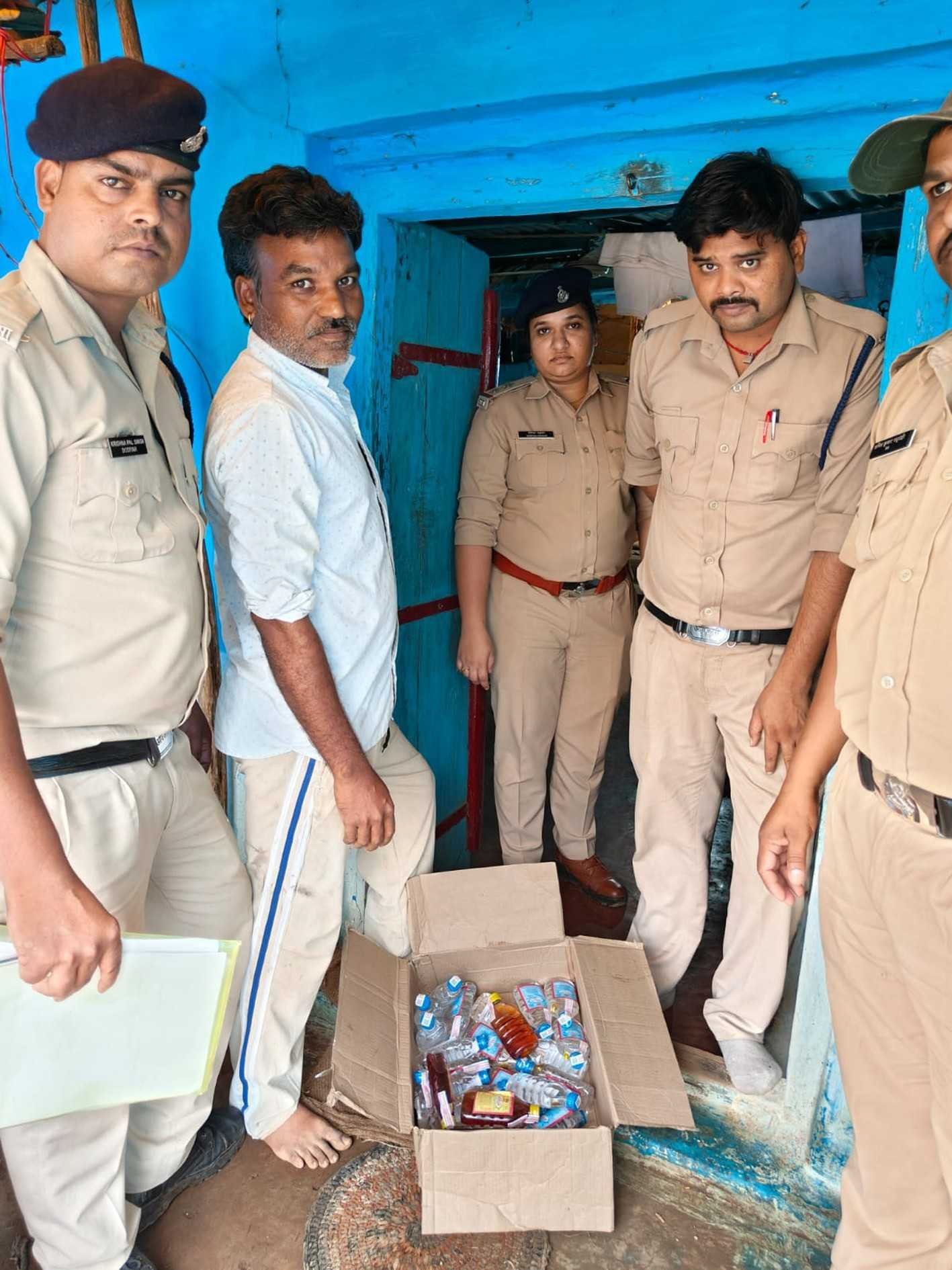 87 पाव देशी शराब व 5 बीयर जब्त  