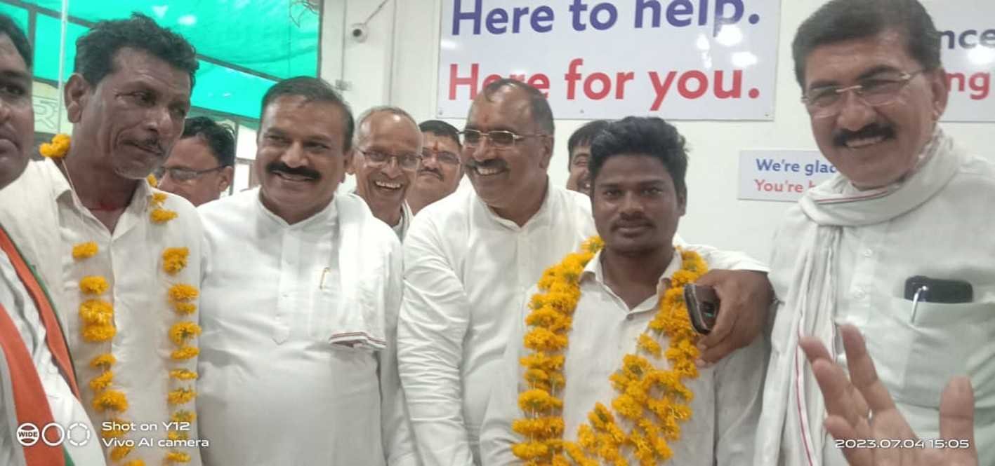 आदिवासी कांग्रेस जिलाध्यक्ष का किया सम्मान