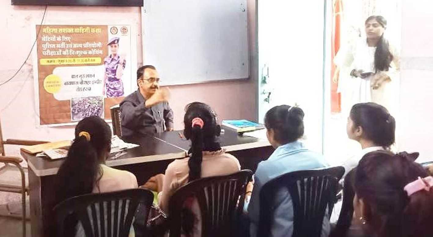 निर्धन वर्ग की छात्राओं को महिला सशक्तवाहिनी कक्षाओं का मिल रहा लाभ