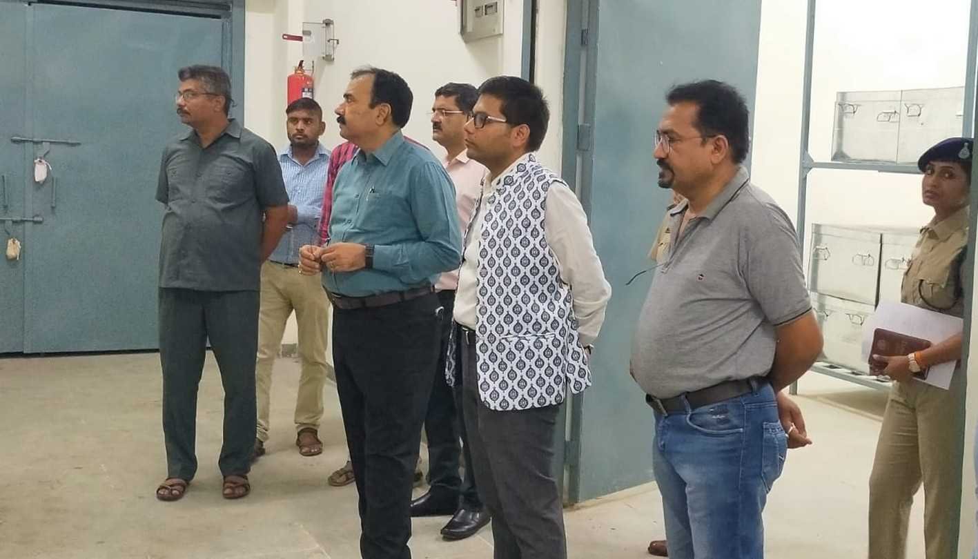 कलेक्टर गर्ग ने ईवीएम वेयरहाउस का किया निरीक्षण  