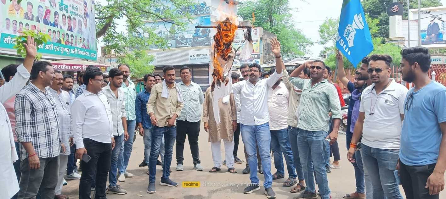 भाराछासं ने गृह मंत्री का पुतला जलाया