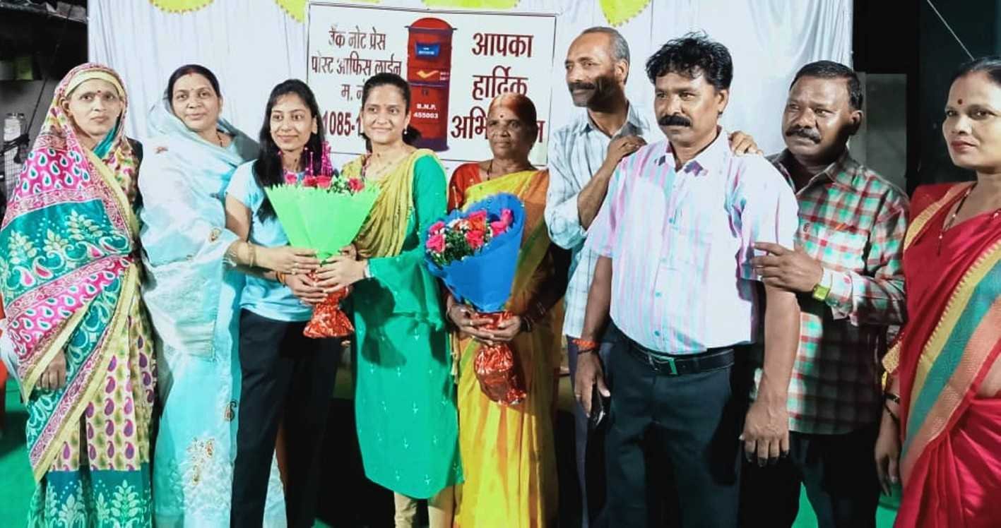 फल विके्रता की बेटी बनी पटवारी, रहवासियों ने किया सम्मान