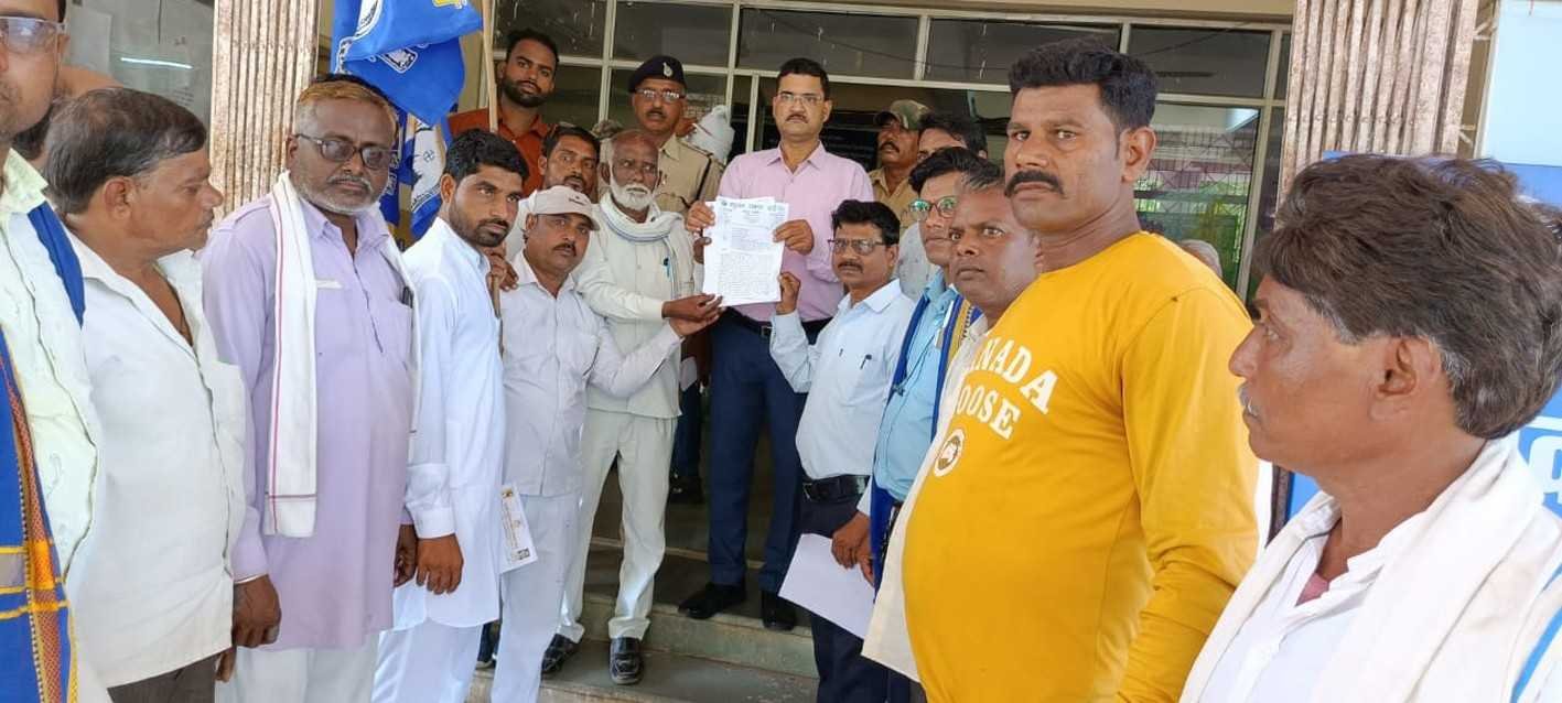 विधायक प्रतिनिधि प्रवेश शुक्ला पर कार्यवाही की मांग