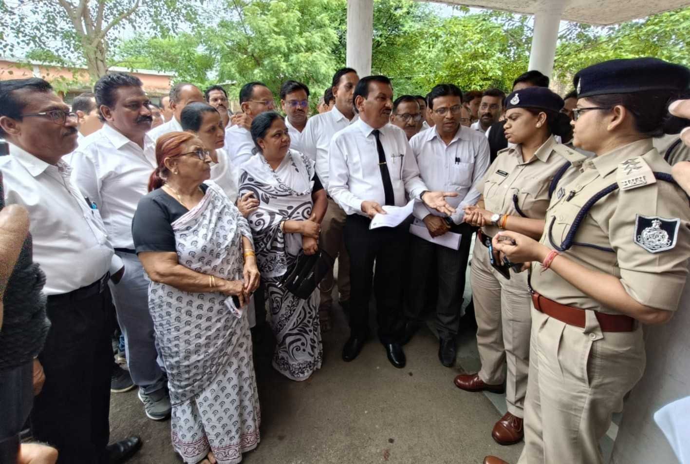 चैन स्नेचिंग की घटना पर अधिवक्ता संघ ने रोष जताया