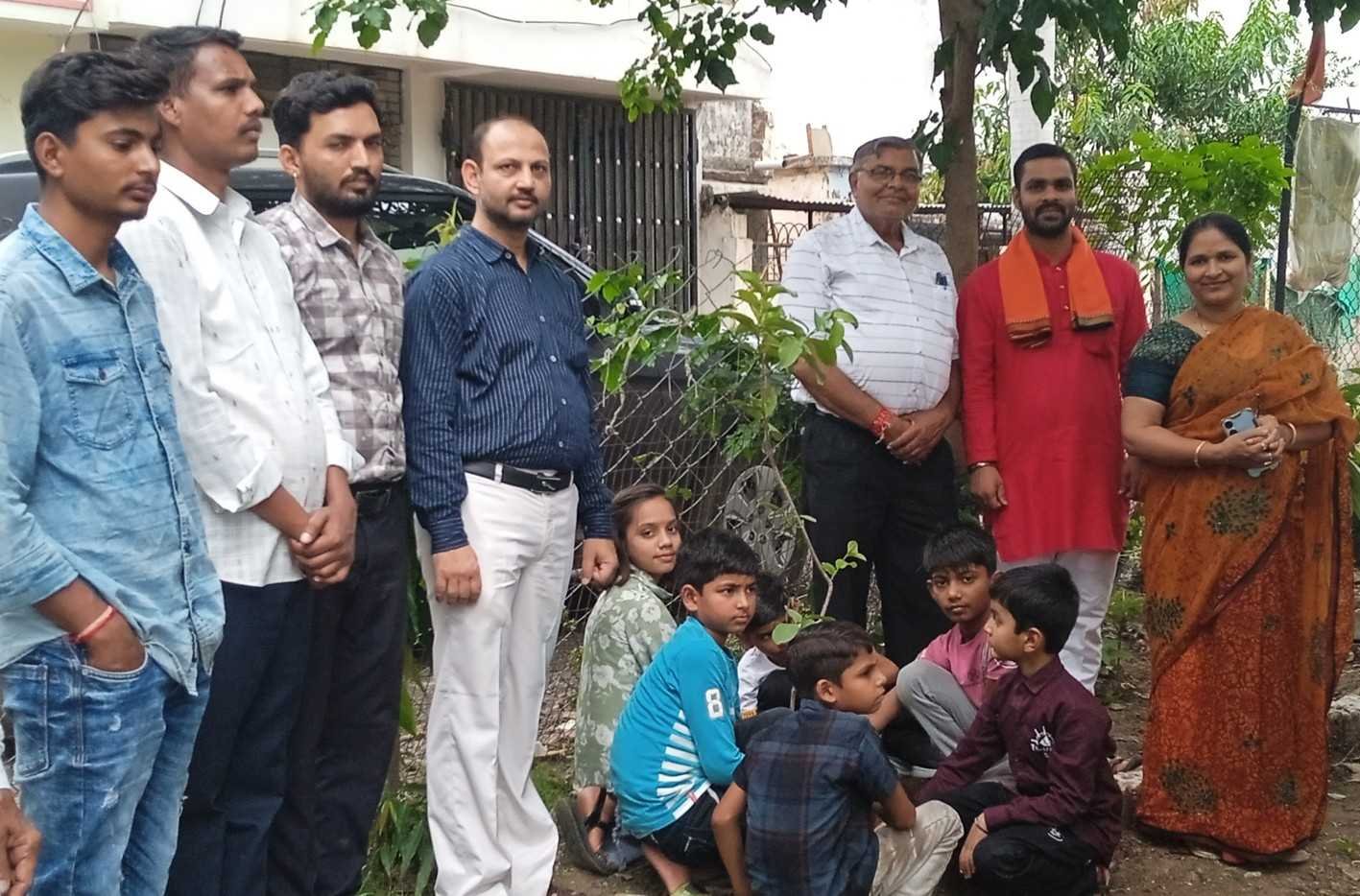 वृद्धआश्रम में वृद्धजनों का किया सम्मान