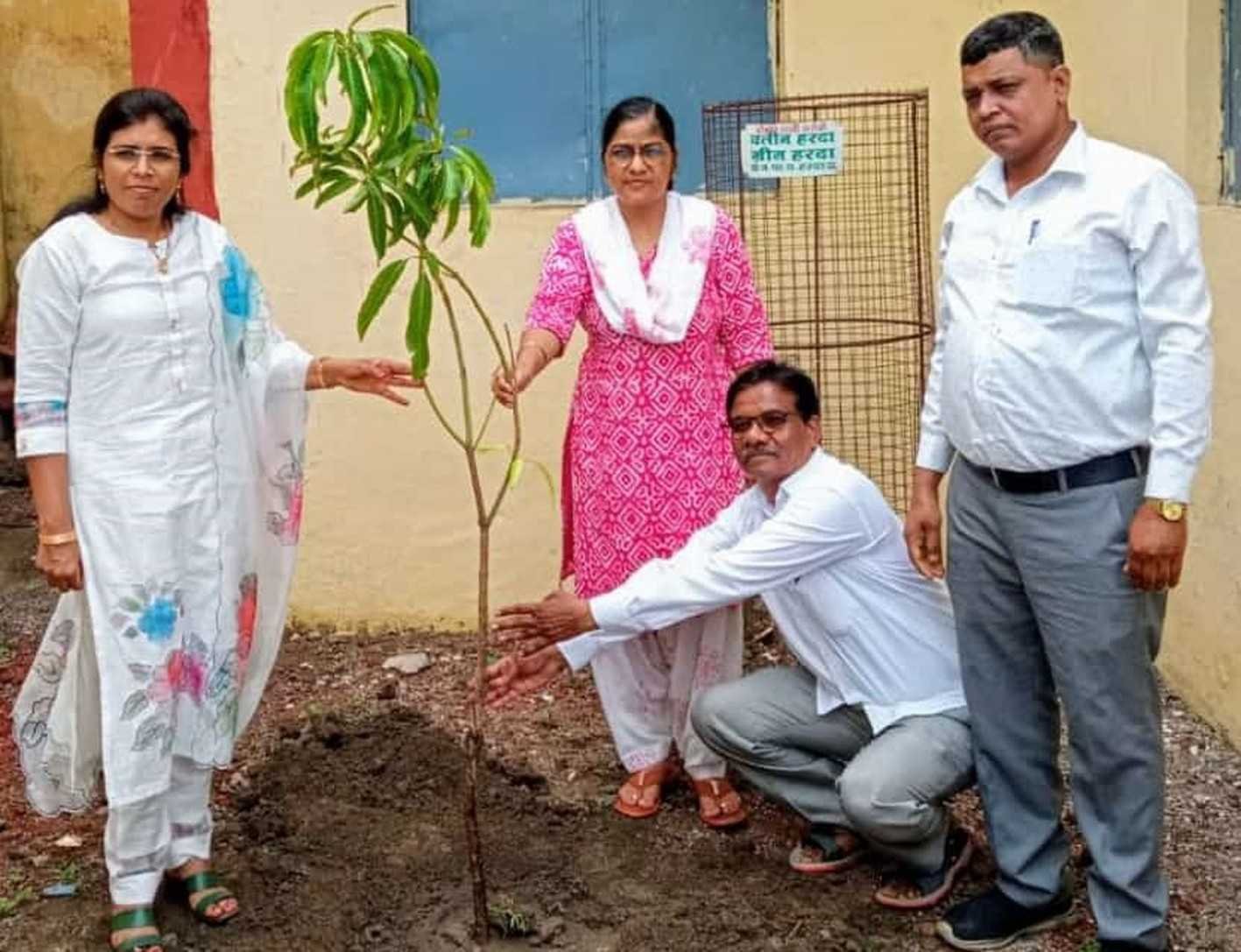 छात्रावास परिसर में किया पौधरोपण