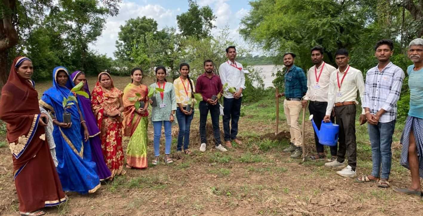 मुख्यमंत्री जनसेवा मित्रों ने किया पौधरोपण