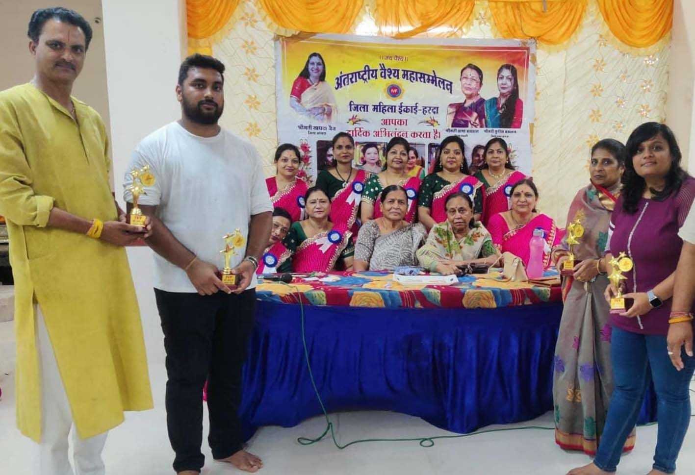 वैश्य समाज ने मेघावी विद्यार्थियों का किया सम्मान