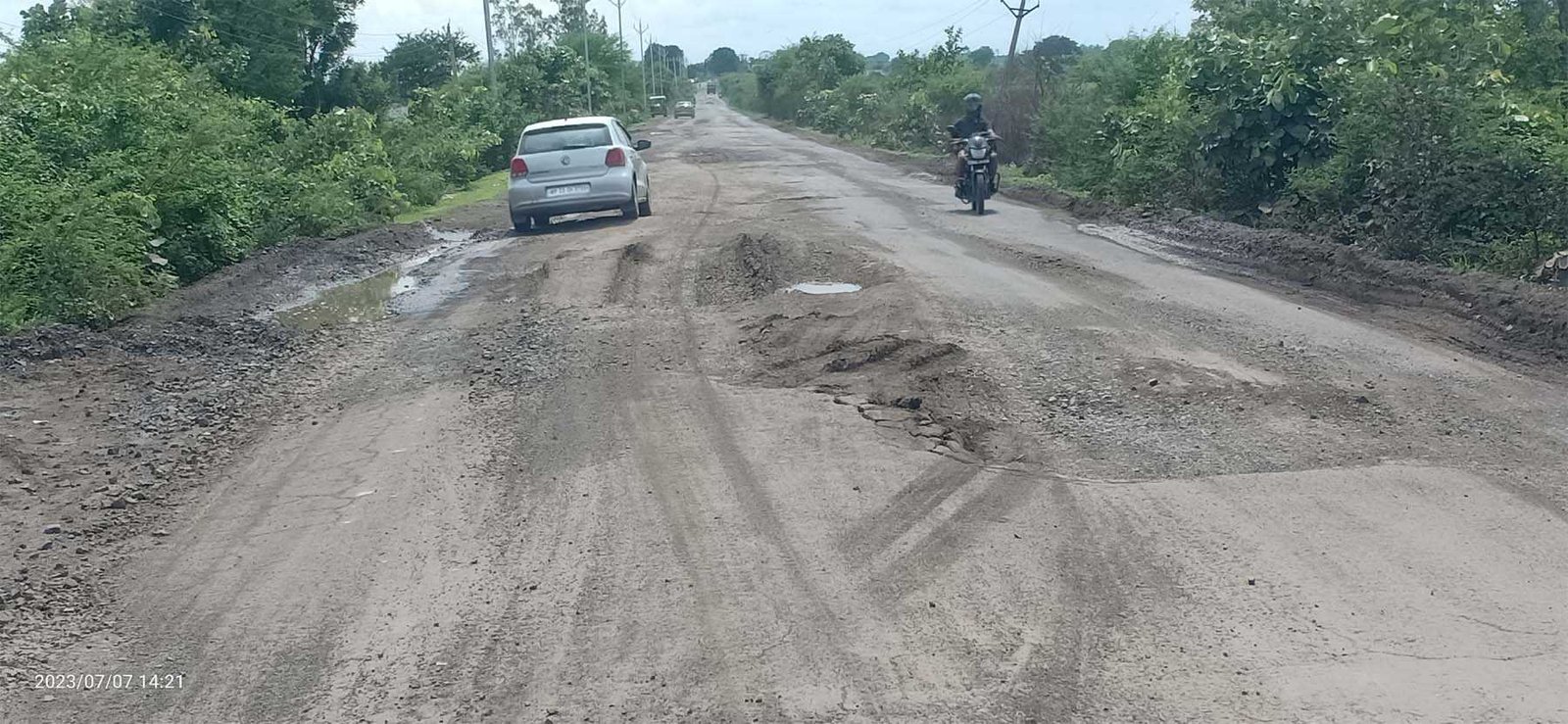 सडक़ पर गहरे गड्डे, दुर्घटना को आमंत्रण, हादसों का सबब बनी बुदनी संदलपुर सडक़