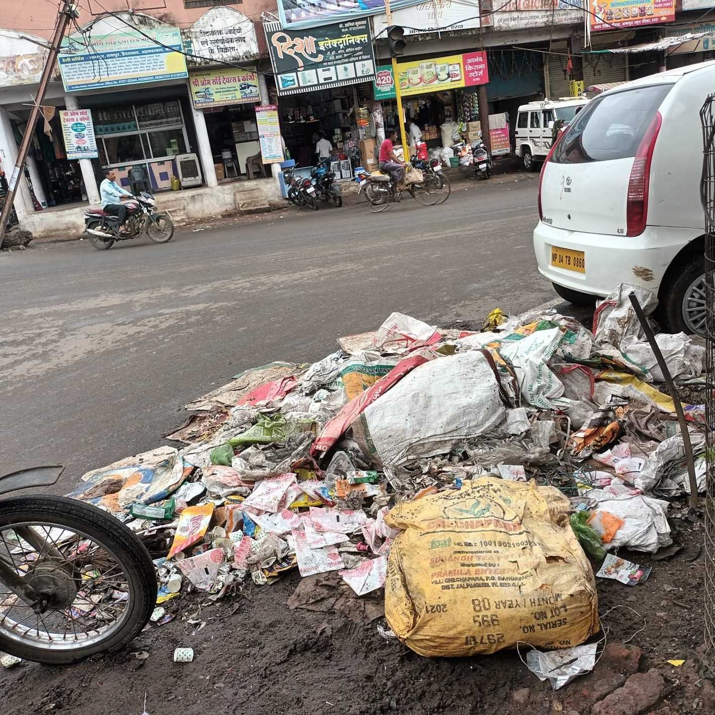 शहरवासी उड़ा रहे स्वच्छता अभियान का मजाक