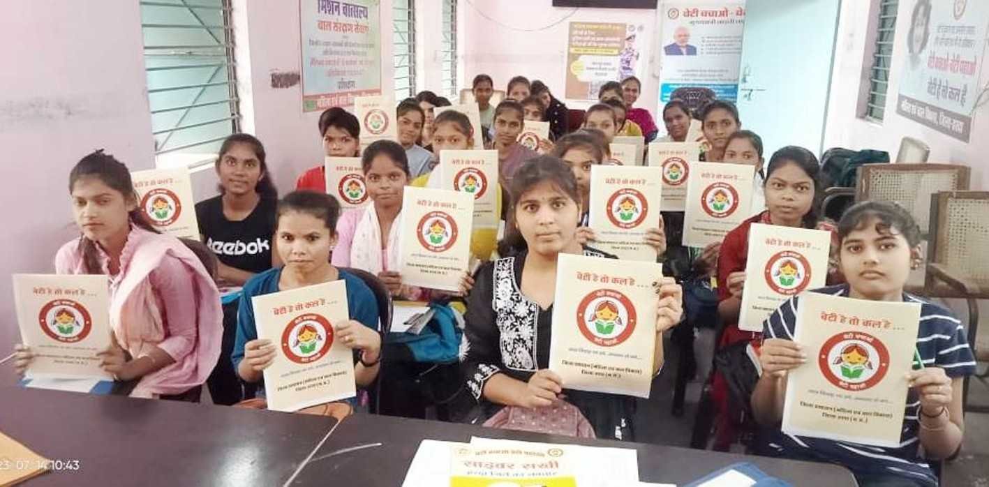 जिपं सीईओ ने छात्राओं को दिए सफलता के टिप्स