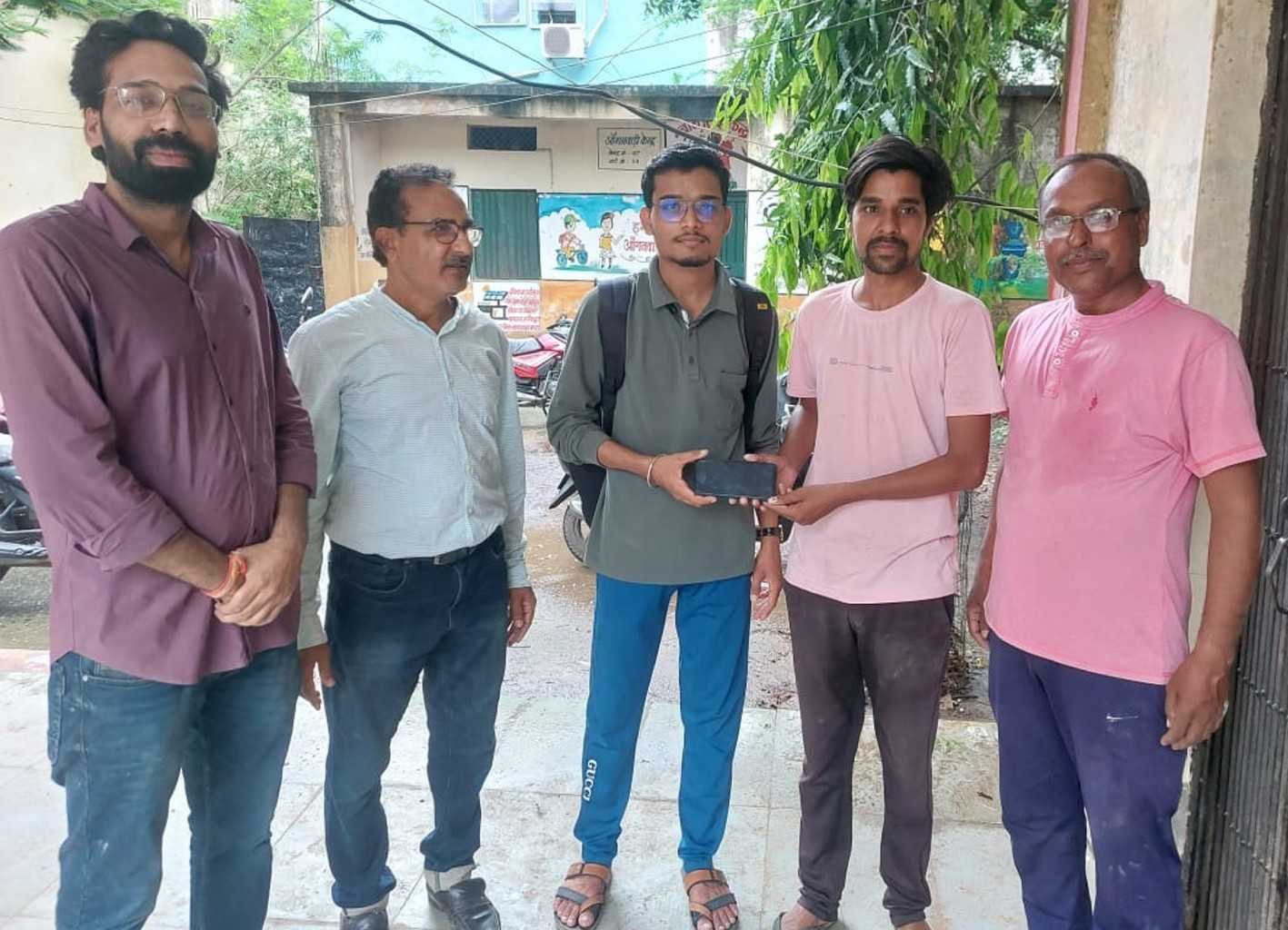 रोड पर मिला मोबाईल, नगदी राशि