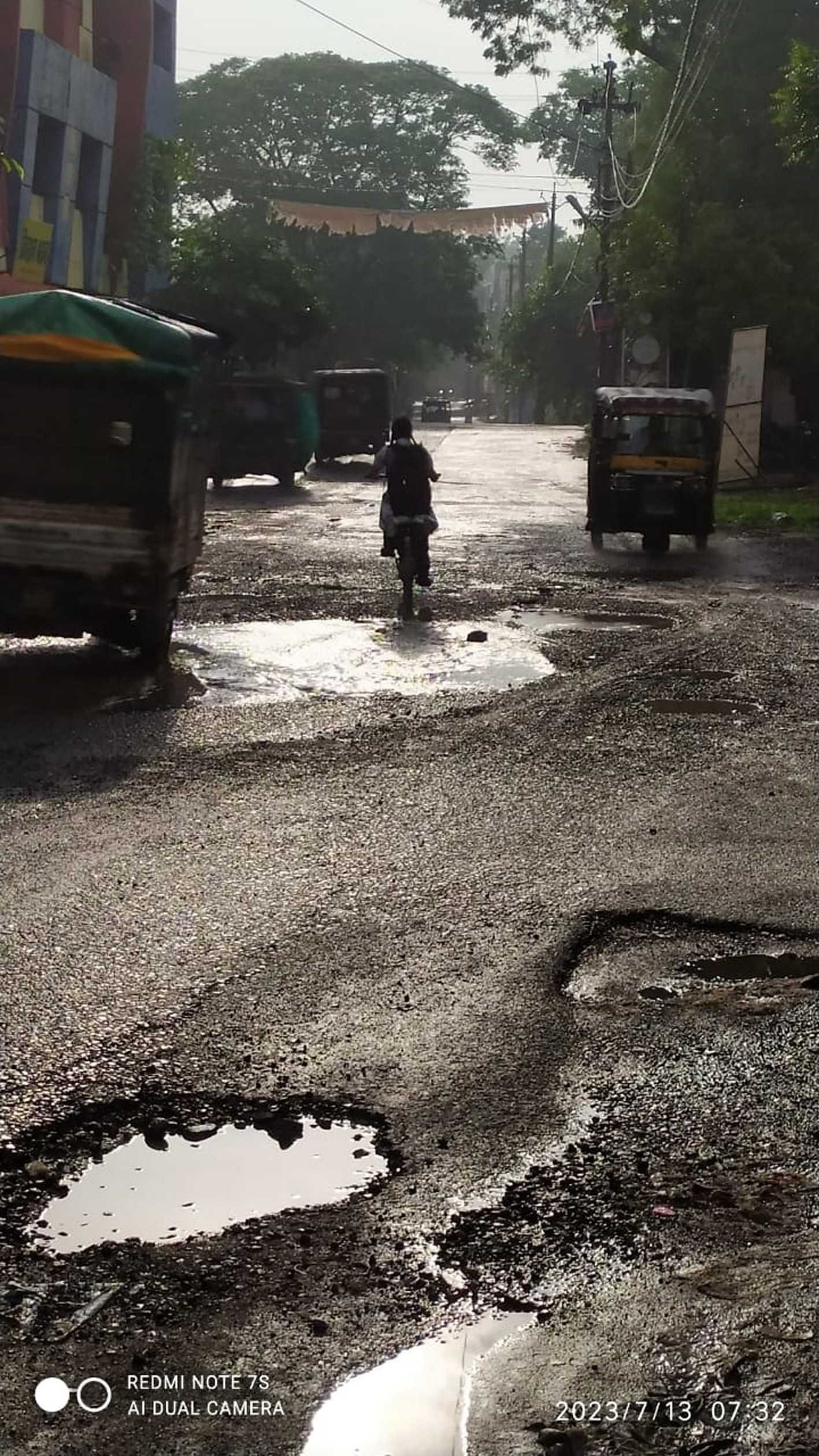 इस सड़क में गड्ढे हैं या गड्ढे में सड़क
