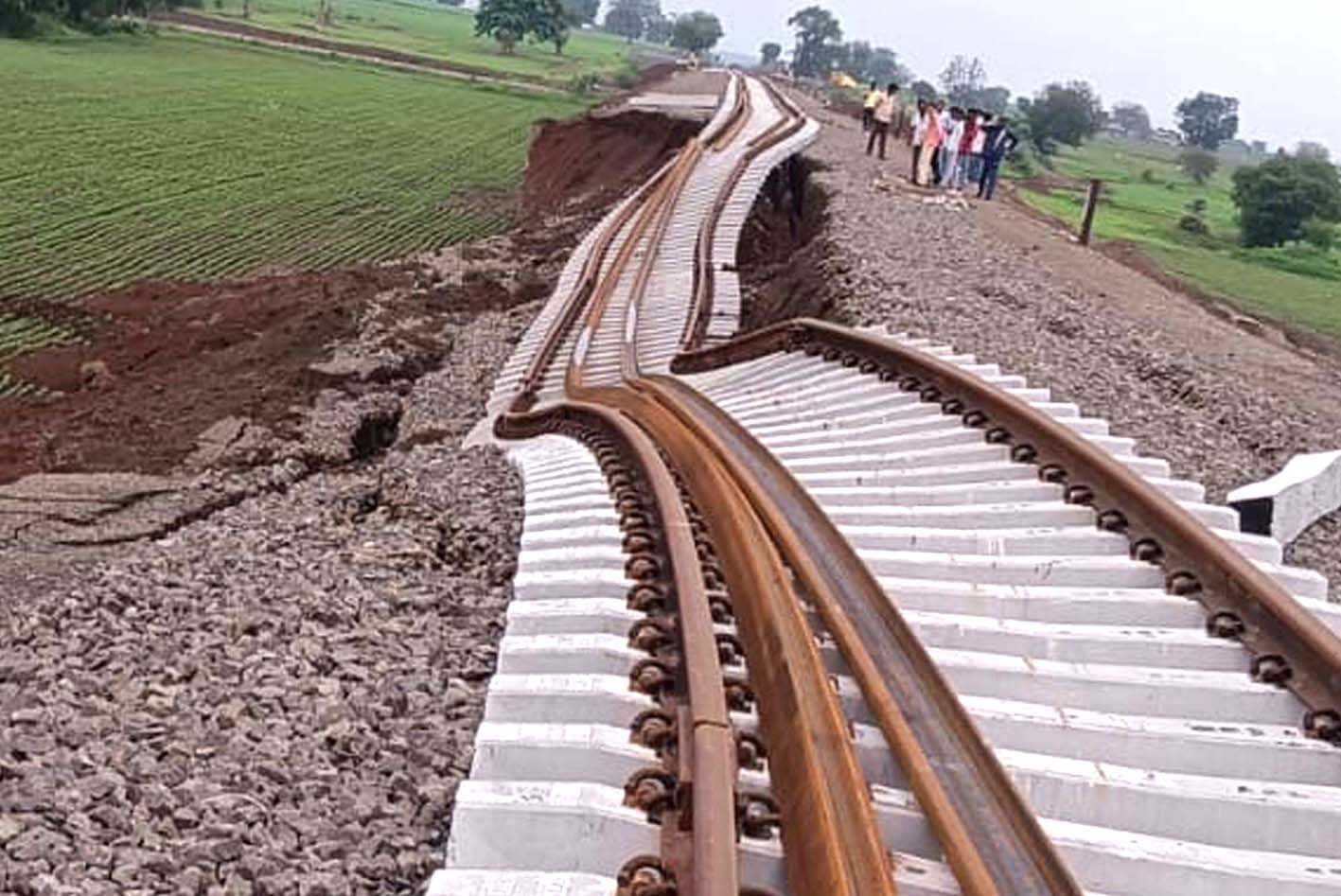 इंदौर-अकोला ब्रॉडगेज रेललाइन ट्रेक धंसने का मामला  