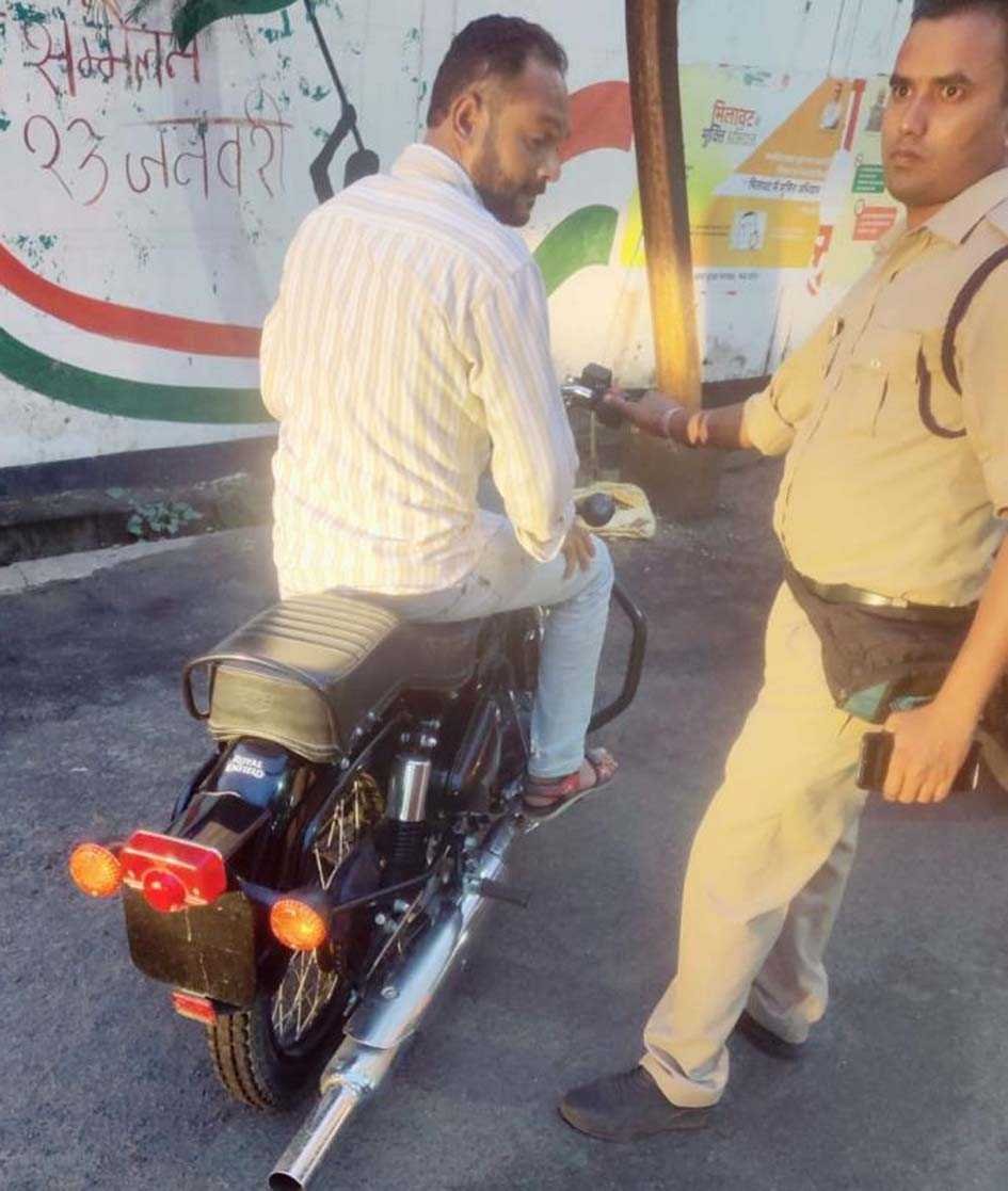 बुलट चालकों पर की कार्यवाही
