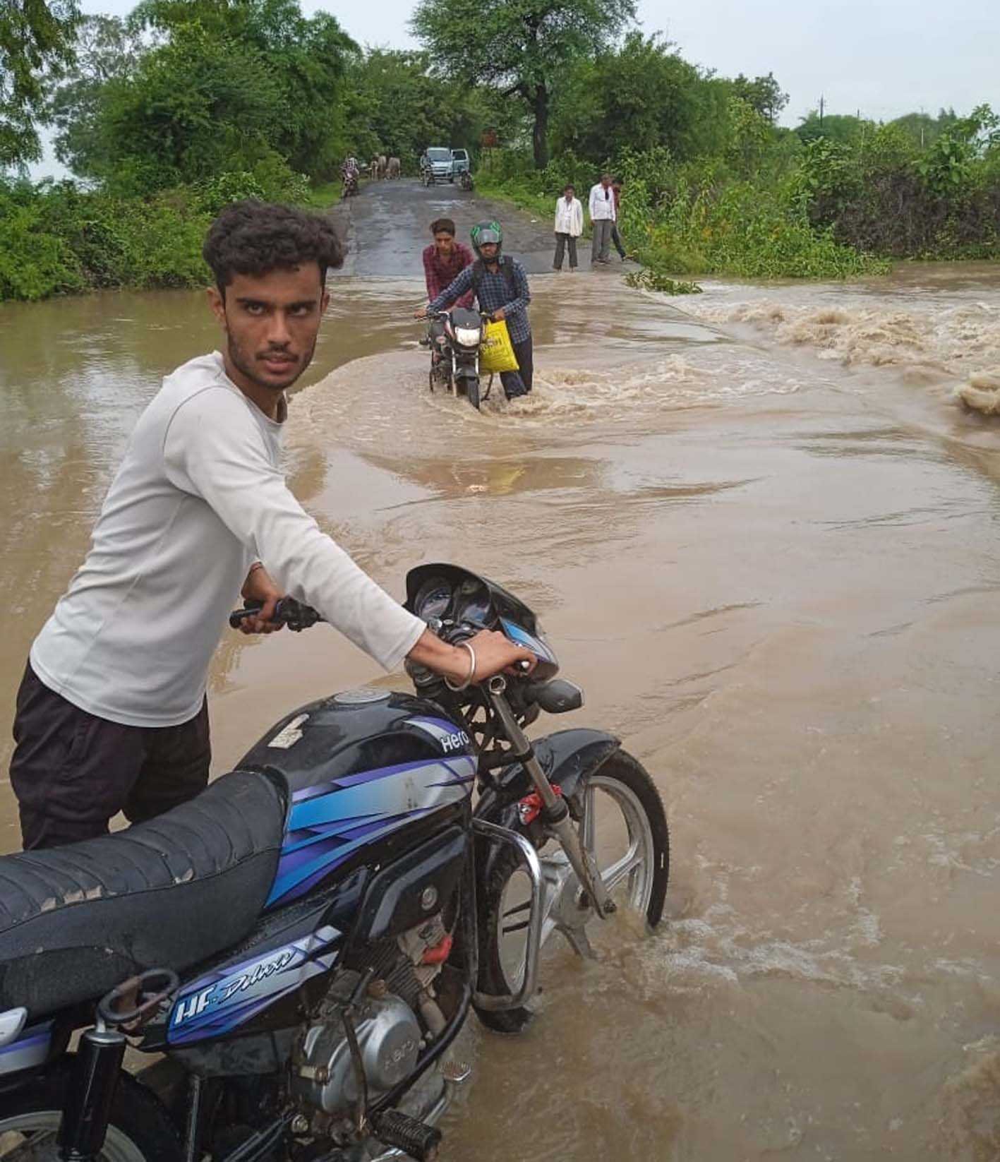 जान जोखिम में डालकर वाहन निकालते लोग