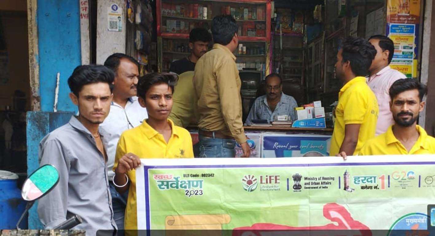 नपा के अमले ने दुकानों से पॉलीथिन जब्त की  