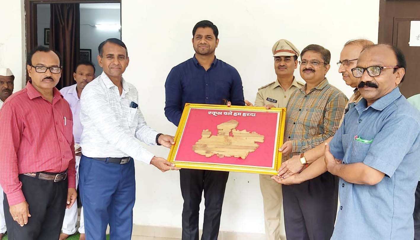 गरीबी अब पढ़ाई में बाधक नहीं, सभी बच्चों को स्कूल में प्रवेश दिलाएं