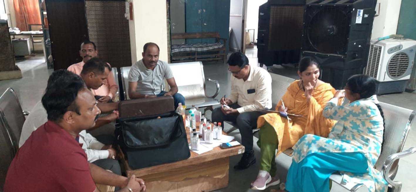 जिला अस्पताल में लोकायुक्त टीम की कार्रवाई, अस्पताल के तीन बाबू रिश्वत लेते पकड़ाए