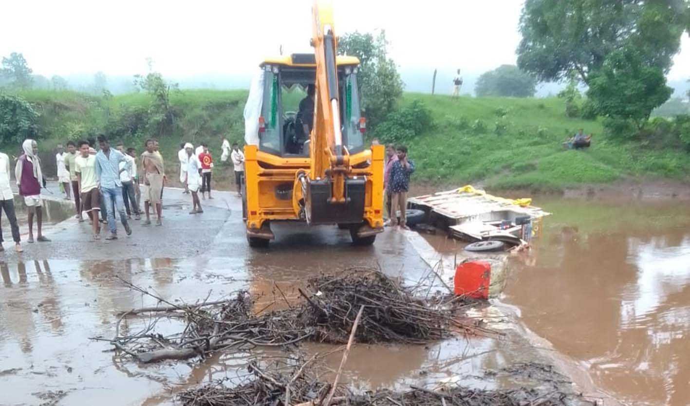 गंजाल नदी के पास पिकअप पलटी