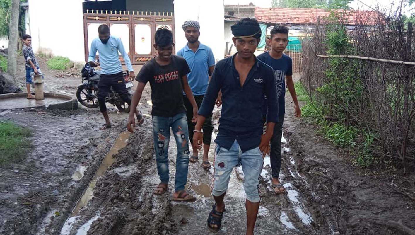 कीचड़ से सराबोर हुई मोहनपुर की सड़कें