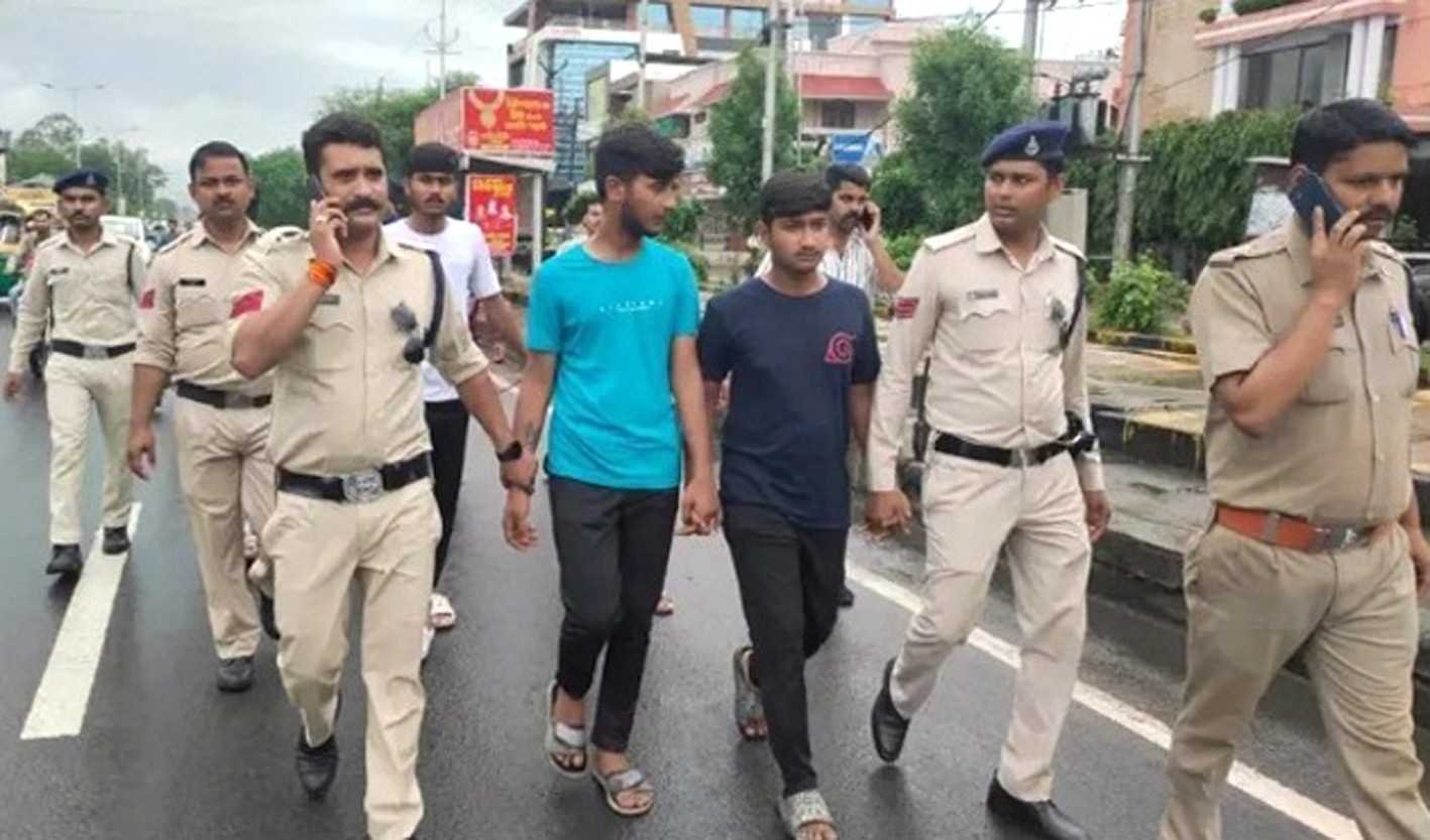 ट्रक क्लीनर के हत्यारे का निकाला जुलूस