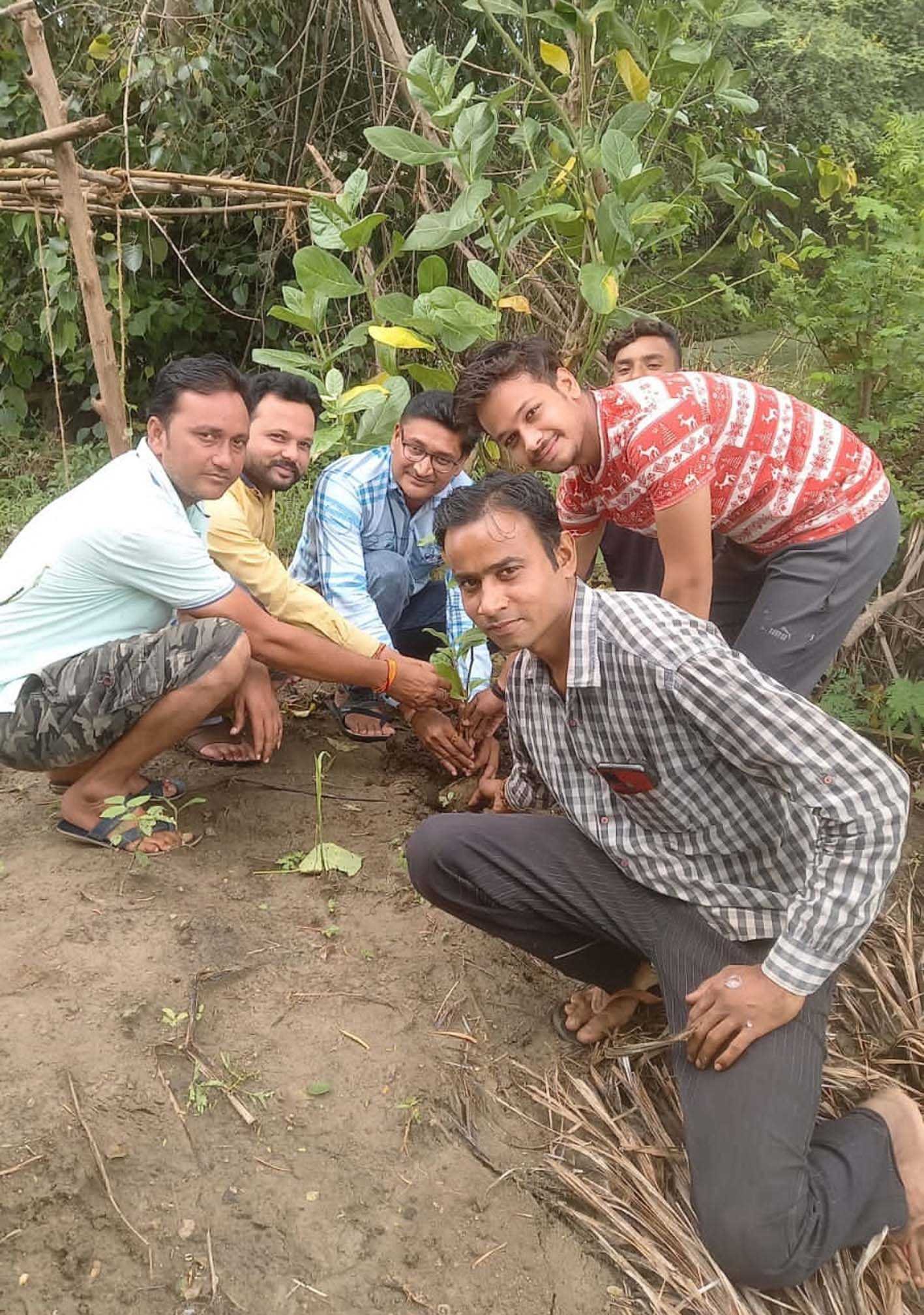 स्वयंसेवकों ने किया पौधरोपण