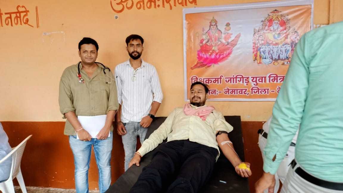 विश्वकर्मा मंदिर में समाज के 52 युवाओं ने किया रक्तदान