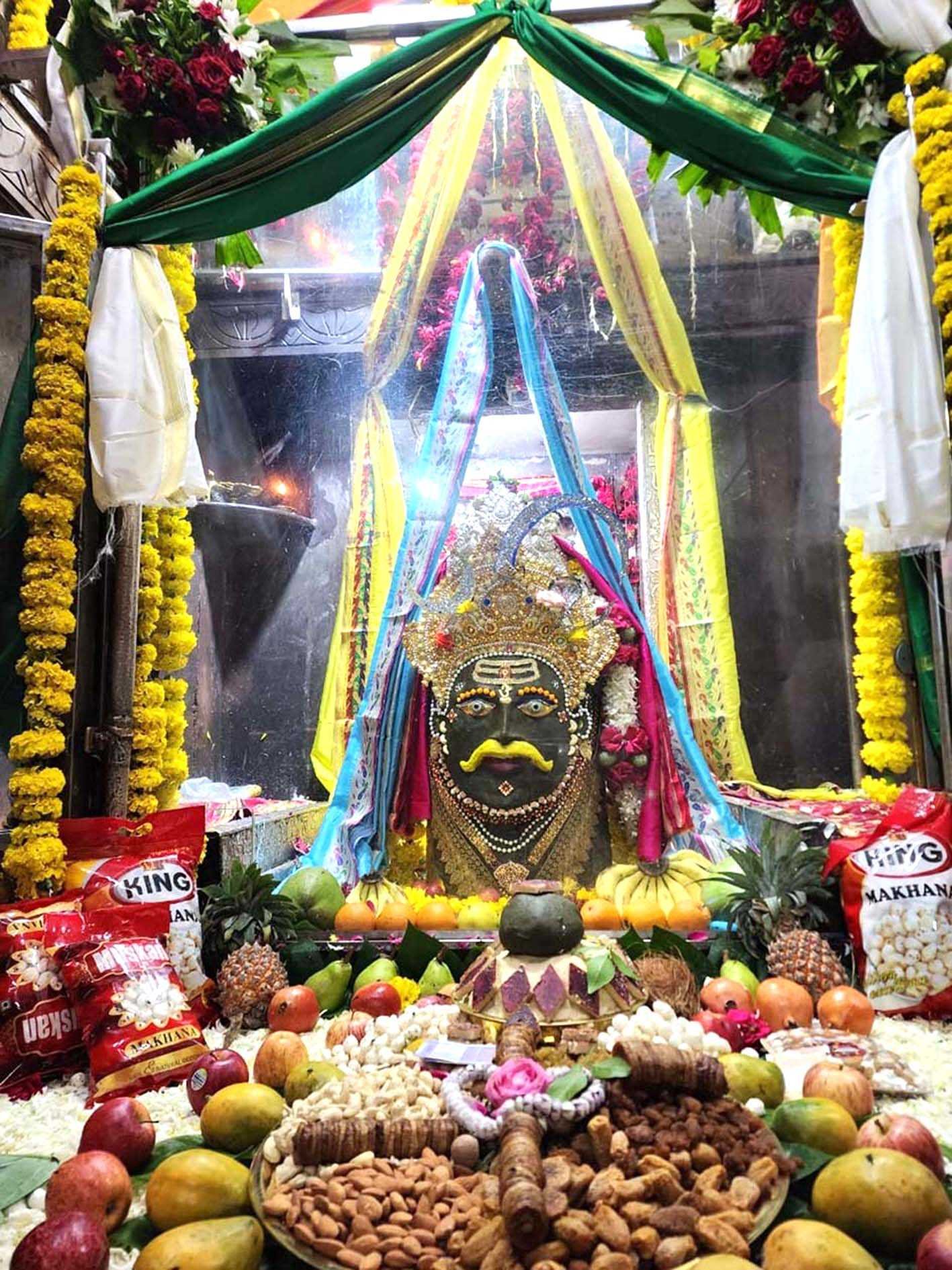फूलों से सजा बाबा का दरबार, 251 किलो मावे का लगा भोग