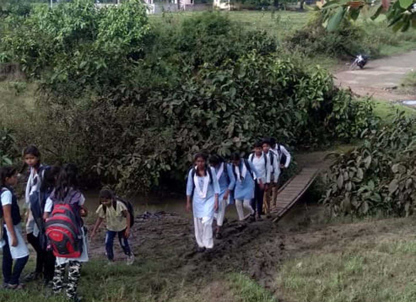 कीचड़ से सना रास्ता