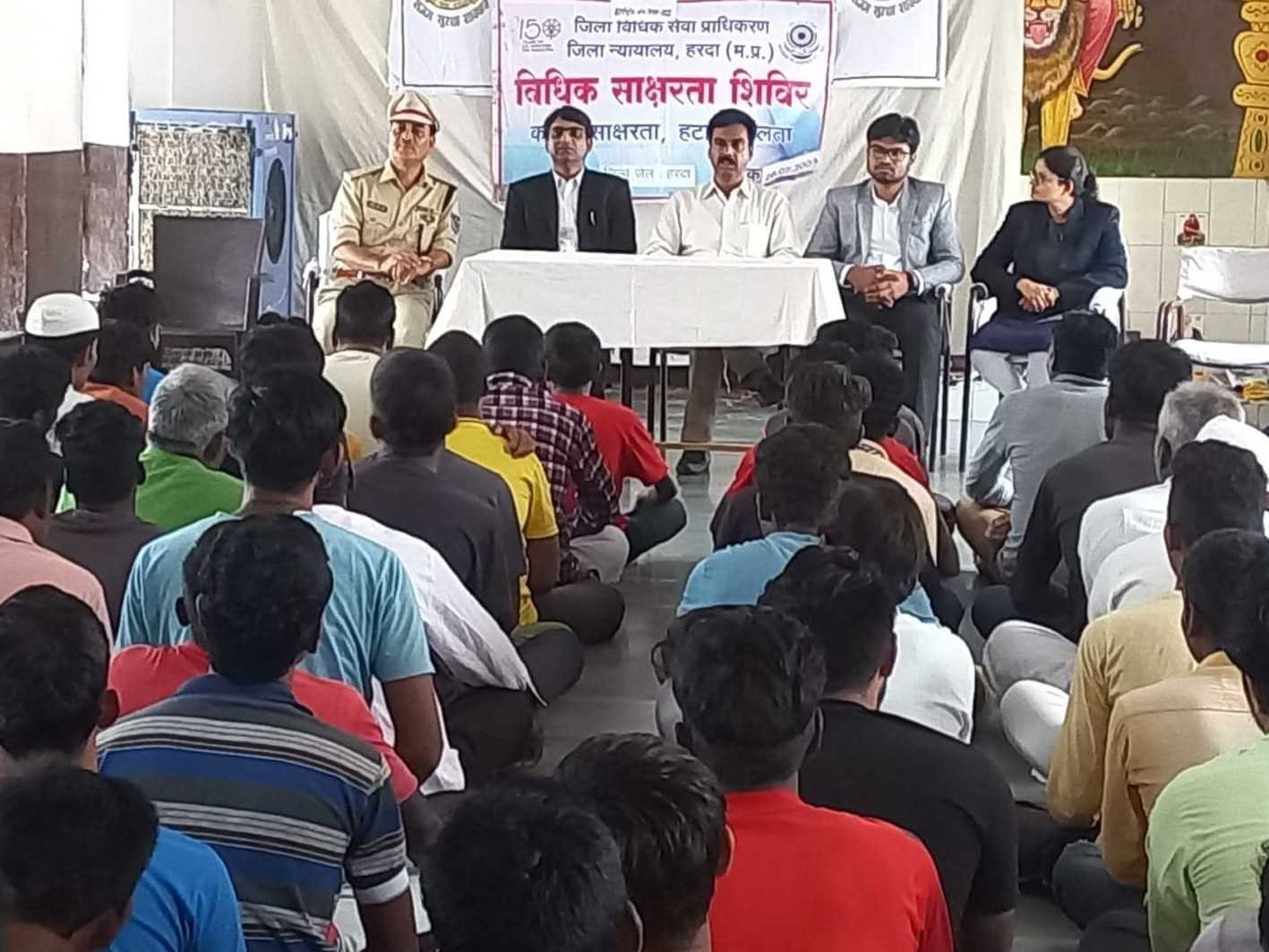 बंदियों को दी विधिक योजनाओं की जानकारी  