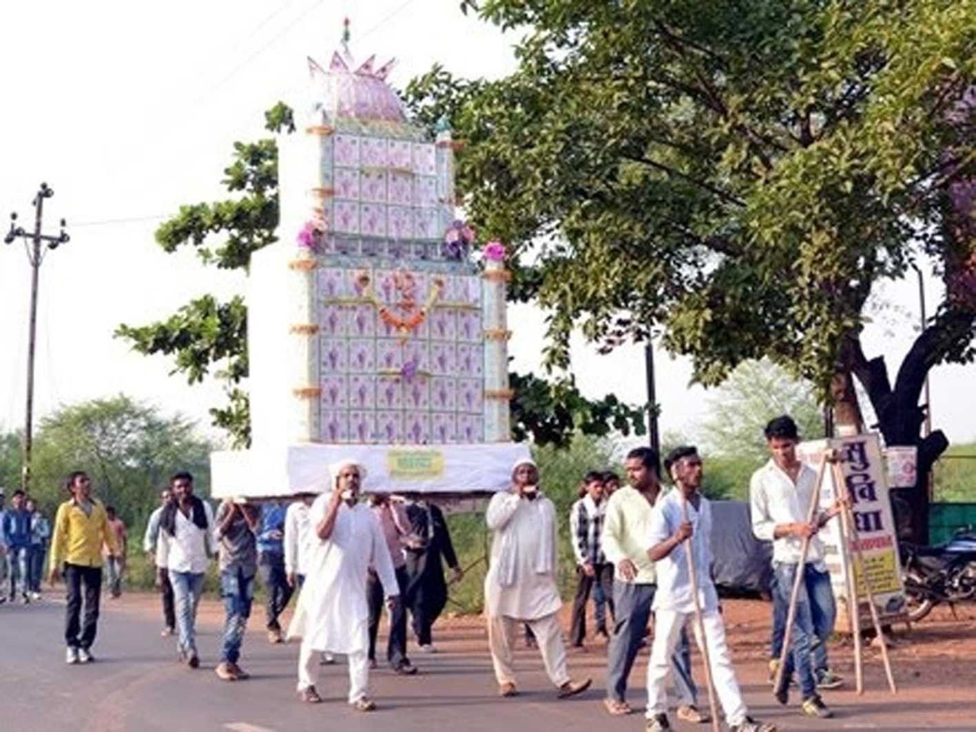 मोहर्रम विशेष…..  200 साल से पिडगांव का हिन्दू परिवार बना रहा ताजिये